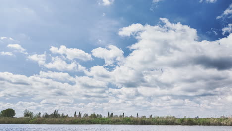 Wolken-Zeitraffer-Mit-Kreuzfahrtschiffen-Auf-Dem-Fluss-Waveney,-Suffolk-Broads