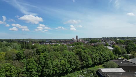 Catedral-De-Canterbury-En-La-Distancia-Con-Exuberantes-árboles-Verdes-En-Primer-Plano