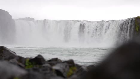 Majestätische-Landschaft-Islands,-Godafoss-Wasserfall-An-Bewölkten-Tagen,-Zeitlupe