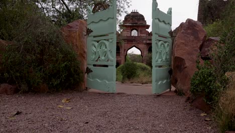 Puerta-De-Entrada-Artística-De-Rutas-De-Senderismo-Por-La-Noche-Desde-Diferentes-ángulos.-El-Vídeo-Se-Toma-En-El-Parque-Rao-Jodha,-Fuerte-De-Mehrangarh,-Jodhpur,-Rajastán,-India.