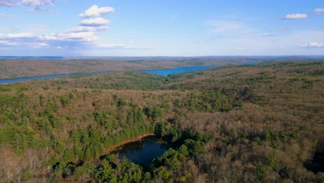 Paralaje-Aéreo-Del-Embalse-De-Quabbin-Desde-El-Mirador-De-Pelham-Massachusetts