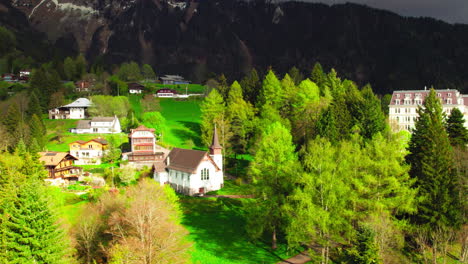 Montaña,-Iglesia-Y-Casas-En-Las-Colinas-De-Montreux,-Suiza