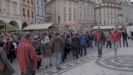 Escena-Concurrida-En-La-Plaza-Histórica-De-Praga-Con-Una-Mezcla-De-Turistas-Y-Lugareños-Durante-El-Día,-Toma-Inclinada-Hacia-Abajo