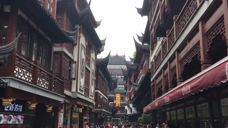 Markets-and-houses-in-Yuyuan-Garden-in-Shanghai,-China-with-sales-booth,-retailers-and-tourists