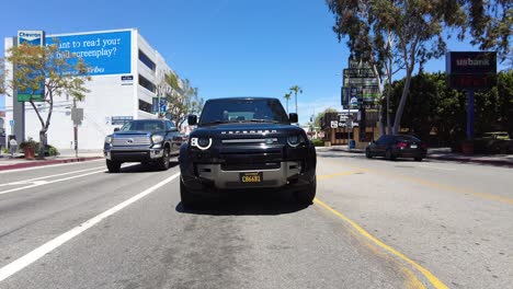 Coches-Circulando-Por-Una-Carretera-Muy-Transitada.