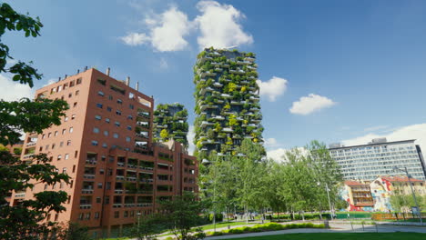 Mailänder-Stadtbild-Mit-Moderner-Grüner-Architektur-An-Einem-Sonnigen-Tag