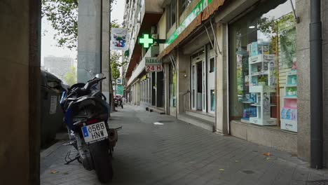 Vista-Estática-De-Una-Acera-Con-Un-Cartel-Luminoso-De-Farmacia-Abierta-Las-24-Horas.