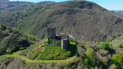 Castillo-De-Doiras-En-La-Cima-De-Una-Colina-En-Cervantes,-España