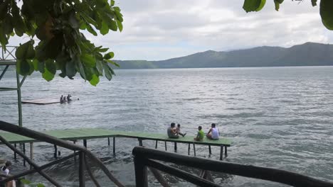 Familia-Feliz-En-La-Laguna-De-Apoyo-De-Nicaragua