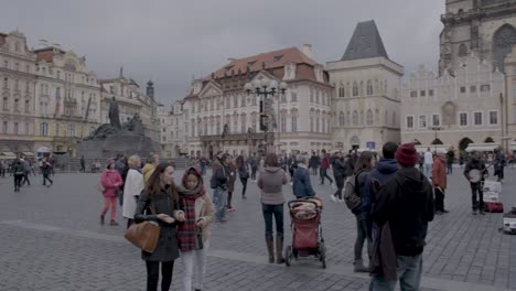 Toma-Panorámica-De-La-Bulliciosa-Plaza-Del-Casco-Antiguo-De-Praga-Con-Turistas-Y-Edificios-Históricos.