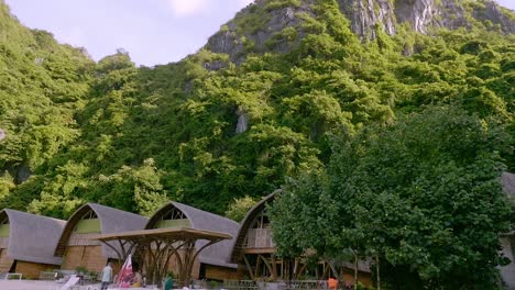 Ha-Long-Bay,-Vietnam---The-lovely-cottages-of-Ha-Long-Bay-and-the-mountain-of-limestone-covered-with-greenery-on-a-lovely-sunny-day---Wide-shot