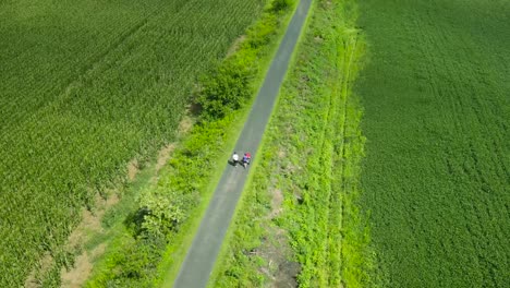 2-Frauen-Gehen-Auf-Einem-Weg