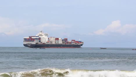 Frachtschiff-Von-Der-Küste-Lagos-Aus-Gesehen,-Segelt-Mit-Containern-In-Den-Horizont