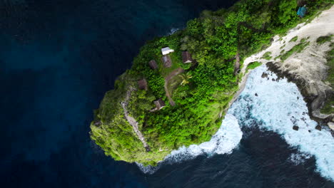 Tree-House-or-Rumah-Pohon-Treehouse-at-Nusa-Penida-island,-Bali-in-Indonesia