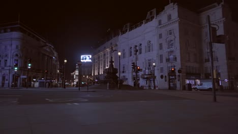 Circo-Picadilly-Vacío-En-Londres-Por-La-Noche,-Durante-El-Cierre-Del-Coronavirus.