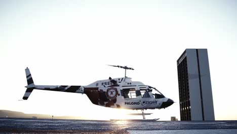 Helicóptero-Contra-La-Luz-Del-Sol-Aterrizó-En-El-Helipuerto-Mientras-El-Rotor-Giraba---Toma-Estática