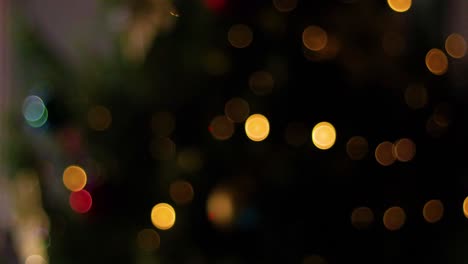 Weihnachtsbeleuchtung-Am-Baum-Verschwimmt-Und-Wird-Eingeblendet