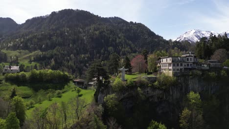 Una-Perspectiva-Aérea-Del-Hotel-Schloss-Wartenstein-Y-El-Jardín-Del-Castillo-Con-Cristo-Salvador,-Ubicado-En-St