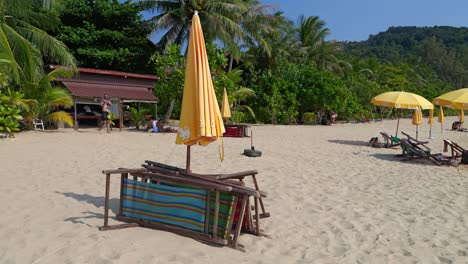 Beach-leisure-chairs-put-down-on-beach