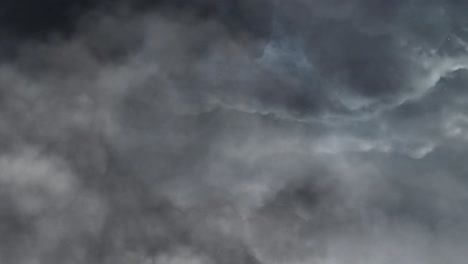 Relámpagos-Durante-Una-Tormenta-En-Oscuras-Nubes-Cumulonimbus