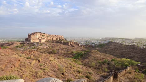 Antiguo-Fuerte-Histórico-Con-Vista-Azul-De-La-Ciudad-Y-Un-Espectacular-Video-Del-Cielo-Del-Atardecer-Tomado-En-El-Fuerte-De-Mehrangarh-Jodhpur-Rajasthan-India