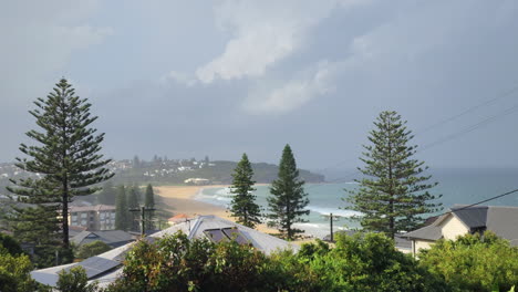 Vista-Panorámica-De-La-Playa-Curl-Curl-En-Sydney,-Australia,-En-Una-Mañana-Nublada