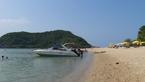 Schnellboot-Am-Wunderschönen-Strand-Auf-Einer-Tropischen-Insel-Geparkt