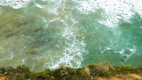 Atemberaubende-Aussicht-Von-Einer-Klippe-Auf-Den-Weiten-Blauen-Ozean-Unter