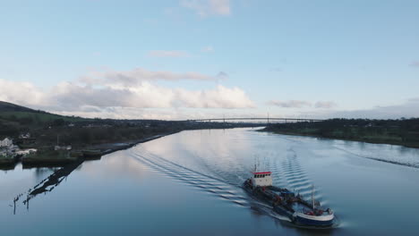 Erskine,-Schottland,-Wunderschöner-Sonnenuntergang-über-Dem-Fluss,-Verfolgung-Mit-Einem-Arbeitsboot,-Als-Wir-Es-Durch-Den-Rahmen-Passieren