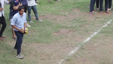 College-students-playing-volleyball-on-the-ground