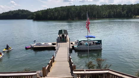 Zeitraffer-An-Der-Tankstelle-Am-Lake-James-Mit-Einem-Boot-Mit-US-Flagge-Und-Zwei-Männern-In-Einem-Jetski