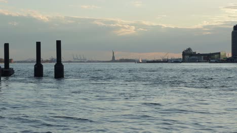 Die-Freiheitsstatue-In-New-York-City-Während-Der-Goldenen-Stunde-Vom-Anderen-Ufer-Des-Hafens-Und-Des-East-River-Aus