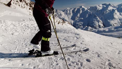 Preparándose-Para-Esquiar-Cuesta-Abajo-En-Una-Empinada-Pista-De-Esquí-En-Los-Alpes