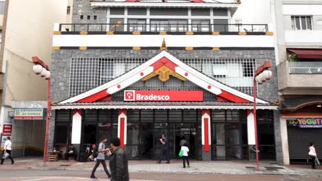 Bank-with-typical-facade-in-the-neighbourhood-of-Liberdade-in-São-Paulo,-Brazil,-where-the-biggest-community-of-Japanese-people-outside-of-Japan-reside