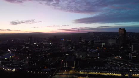 Centro-De-La-Ciudad-De-Sheffield-Disparo-De-Drones-Sobre-La-Línea-Del-Cielo-Sheffield-Hallam-Bramall-Lane-Rascacielos-Alto-Toma-Aérea-Durante-La-Puesta-De-Sol-Disparo-Nocturno-Sol-Abajo-Azul-Naranja-Morado-Cielo-Reino-Unido-Ciudad