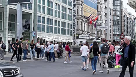 Belebte-Kreuzung-Mit-Fußgängern-Und-Autos-Am-Berühmten-Wahrzeichen-Checkpoint-Charlie