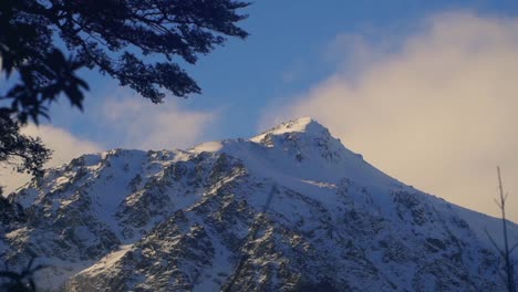 Wolken-Rollen-über-Berggipfel-Im-Arthur-Pass-In-Neuseeland
