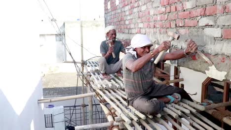 Zwei-Arme-Arbeiter,-Die-Auf-Der-Baustelle-Bauarbeiten-Durchführen,-Um-Nahrung-Für-Den-Hunger-Zu-Bekommen