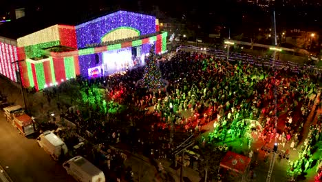 Toma-Aérea-Lenta-De-La-Ceremonia-De-Iluminación-Del-árbol-En-Fort-Lee-En-Nueva-Jersey-Durante-La-época-Navideña.