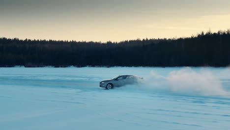 Coche-Ford-Fusion-Circulando-Sobre-El-Hielo-Del-Lago.