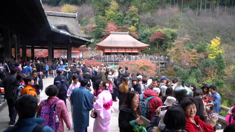 Tourist-at-Kiyomizu-dera-Temple-in-Kyoto,-Japan