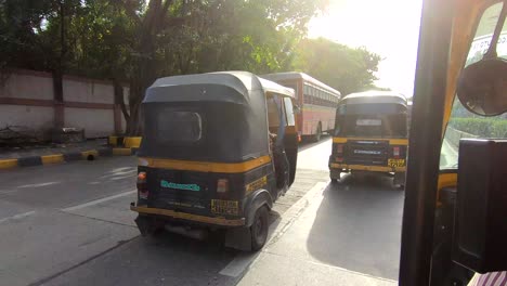 Der-Verkehr-Von-Mumbai,-Vorbeifahrend,-Während-Man-In-Einer-Autorikscha-Sitzt