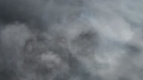 Vista-Del-Cielo-Oscuro-Y-Nubes-Cumulonimbos-Con-Tormenta