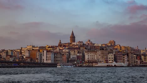 Timelapse-De-Gente-Caminando-Por-El-Famoso-Lugar-Turístico-De-Estambul-Con-Vistas-A-La-Torre-De-Gálata-Y-Al-Bósforo