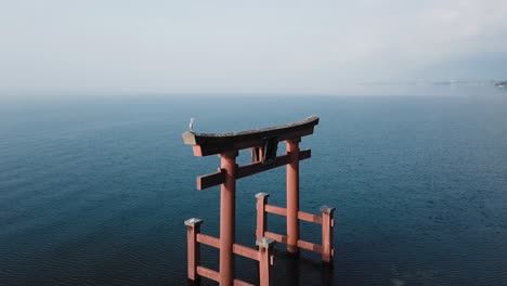 Torii-Flotante-Con-Una-Garza-Sentada,-Lago-Biwa-En-Japón,-Cámara-Lenta-De-24-Fps-De-50-Fps