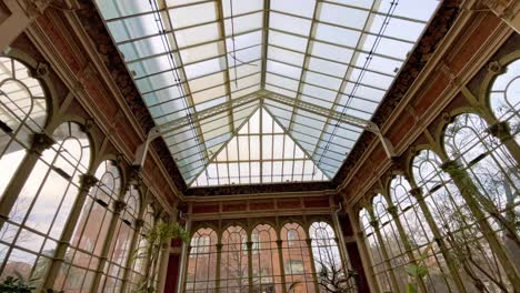 Wunderschönes-Historisches-Gewächshaus-Im-Botanischen-Garten-In-Barcelona,-Mit-Riesigen-Glaswänden-Und-Glasdach,-Parc-De-La-Ciutadella
