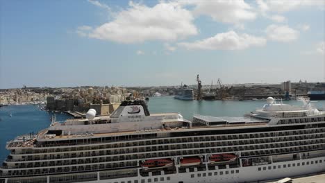 Crucero-Vikingo-En-La-Valeta,-Gran-Vista-Del-Puerto-De-3-Ciudades.