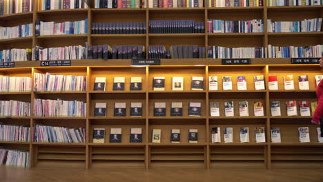 Reisende,-Die-Am-Bücherregal-In-Der-Starfield-Library-Coex-Mall-In-Seoul,-Südkorea-Vorbeigehen