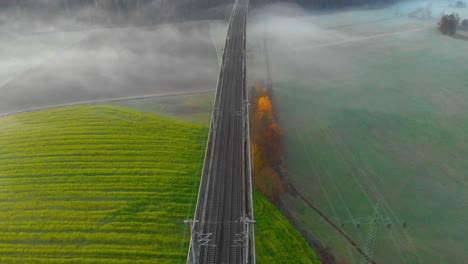 Flug-über-Eine-Neblige-Eisenbahnbrücke-Am-Morgen