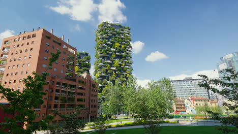 Arquitectura-Verde-Urbana-En-La-Soleada-Milán-Con-Edificios-Modernos-Y-Parques.